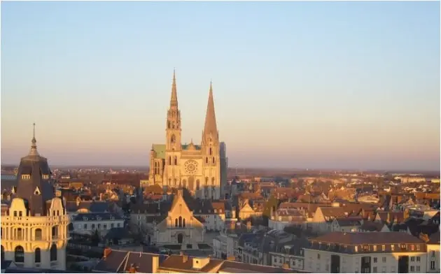 Vue sur la cathédrale de Chartres depuis le ciel